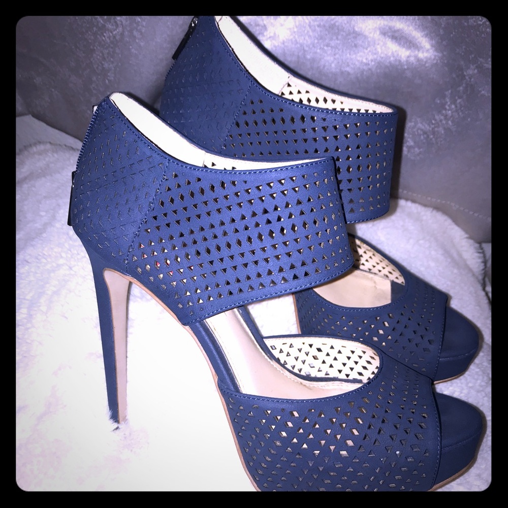 Blue Jessica Simpson pumps.